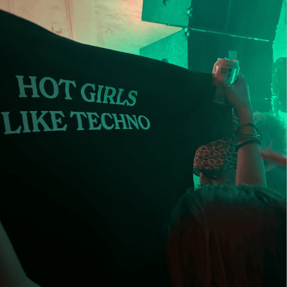 T-shirt « HOT GIRLS LIKE TECHNO »– Act I: Genesis