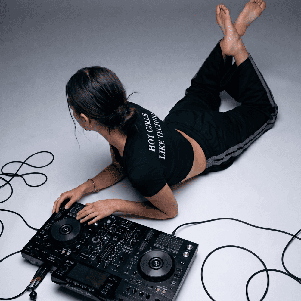 Girls like techno - Baby tee